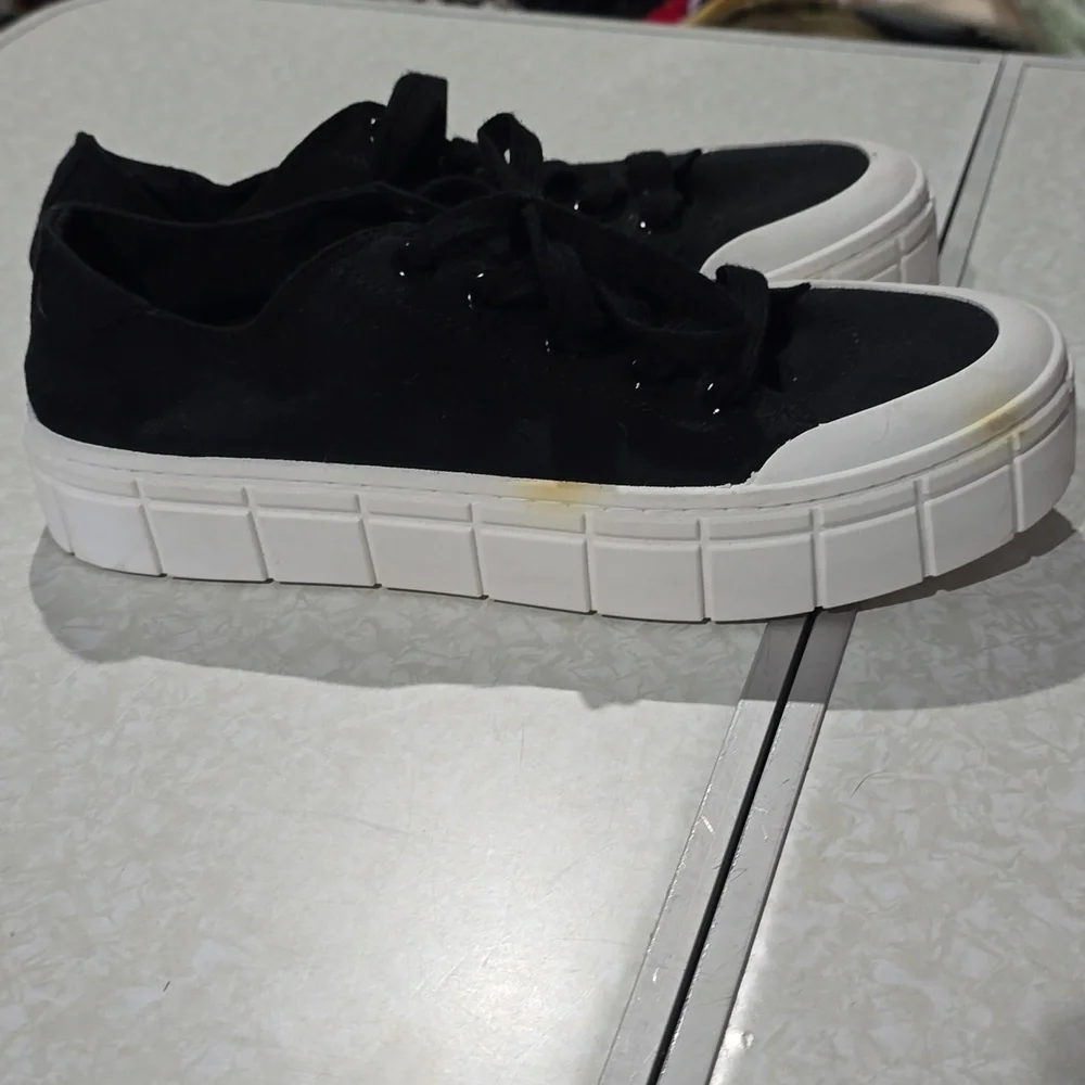No Boundaries comfortable sneakers